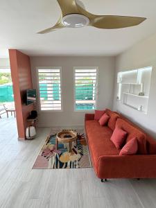 O zonă de relaxare la La Kaza' Naïs - Petit Paradis avec Piscine Privée +17 fotografii