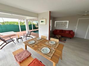 O zonă de relaxare la La Kaza' Naïs - Petit Paradis avec Piscine Privée