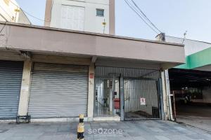 a building with a garage door and a parking meter at Studio Confortável e Bem Localizado em POA CEI0304 in Porto Alegre