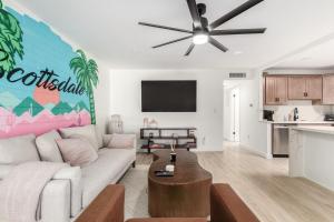 Televiisor ja/või meelelahutuskeskus majutusasutuses Modern-industrial Old Town Condo Wpool, & Wd