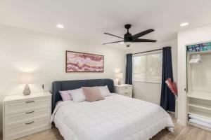 Voodi või voodid majutusasutuse Modern-industrial Old Town Condo Wpool, & Wd toas +33 fotot