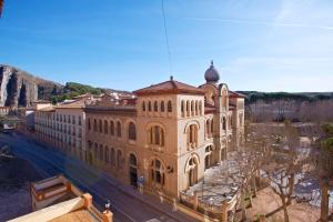 un grand bâtiment en briques avec un dôme en haut dans l'établissement Hotel Parque Balneario Termas Pallares, à Alhama de Aragón