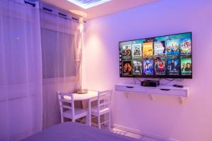TV a/nebo společenská místnost v ubytování Bron centre appartement meublé avec jacuzzi