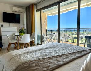 Postel nebo postele na pokoji v ubytování My Resid Appart Cannes Marina vue mer + 4 fotografie