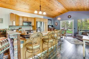 Odell LakeにあるWoodsy Cabin Retreat about 4 Mi to Crescent Lake!のテーブルと椅子のあるキッチンとリビングルーム