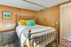 Odell LakeにあるWoodsy Cabin Retreat about 4 Mi to Crescent Lake!のウッドパネルのドミトリールーム(ベッド1台)