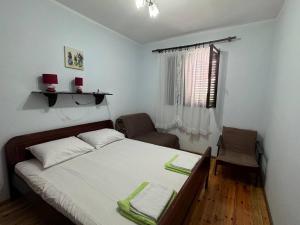 Postel nebo postele na pokoji v ubytování Igalo Apartman Despich