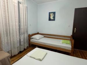 Postel nebo postele na pokoji v ubytování Igalo Apartman Despich