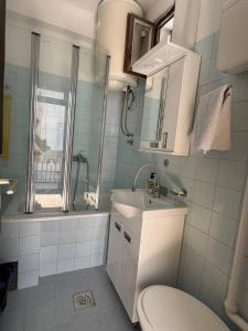 Koupelna v ubytování Igalo Apartman Despich + 20 fotografií