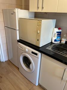 A kitchen or kitchenette at central and beach 3 bedroom apartment perfect location near pyr