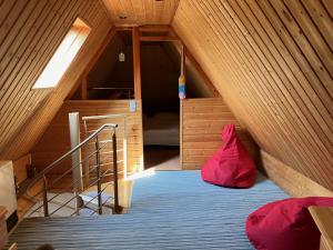Habitación en el ático con cama y escalera en Gästehaus Kesselshain, en Borna