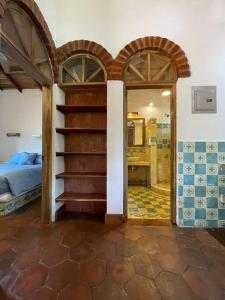 a bedroom with a bed and a staircase in a room at La casa de ladrillo, Las Planadas near Yankee Beach in Escamequita