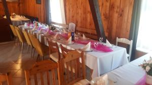 Reštaurácia alebo iné gastronomické zariadenie v ubytovaní Pokoje nad Szeszupą Jasionkove DOBRO