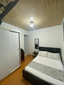 Postel nebo postele na pokoji v ubytování Hostal Casa Primavera