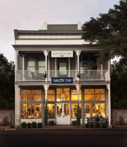 un edificio con un cartello che recita galleria di Shopkeeper's Inn a Fredericksburg