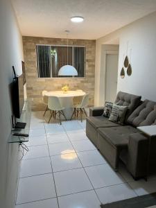 un soggiorno con un divano e un tavolo di Apartamento 108 a Caruaru