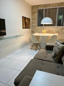 un soggiorno con un divano e un tavolo di Apartamento 108 a Caruaru