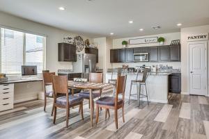 Dapur atau dapur kecil di Cozy Buckeye Home with Patio and Fire Pit!