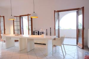 Fotografie z fotogalerie ubytování Spacious holiday house with seaview and garden v destinaci Áyioi