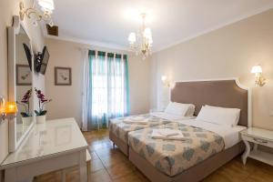 Un pat sau paturi într-o cameră la Solaris Apartment Kassiopi