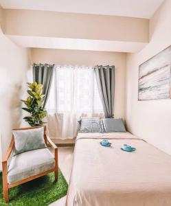 Llit o llits en una habitació de Rustic Retreat in Mactan Newtown