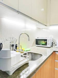 Cuina o zona de cuina de Rustic Retreat in Mactan Newtown