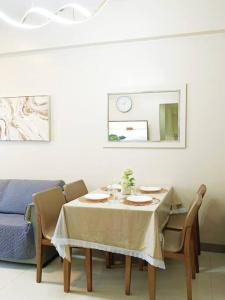 Zona d'estar a Rustic Retreat in Mactan Newtown 39 fotos més