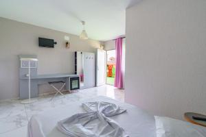 a room with a bed and a table and a kitchen at Deea Marii Costinesti in Schitul