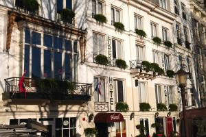 un edificio con macetas al costado. en Amsterdam House Hotel, en Ámsterdam