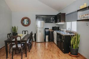 Η κουζίνα ή μικρή κουζίνα στο Hermosa Residencia en San Quintin +28 φωτογραφίες