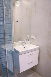 Kúpeľňa v ubytovaní Modern Apartment, 3mins to Opera + 11 fotografií