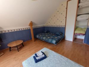a room with a bunk bed and a bedroom with a crib at ty koz in Erdeven