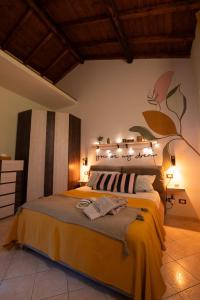 una camera da letto con un grande letto con luci sul muro di Mariella sul borgo a Ronciglione