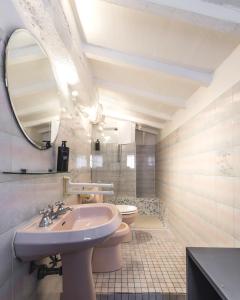 Bilik mandi di Hostly - La Spina Suite Apartment +18 gambar