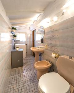 Bilik mandi di Hostly - La Spina Suite Apartment