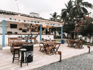 un grupo de mesas y sillas en una terraza de madera en Coliving Porto de Galinhas, en Porto de Galinhas