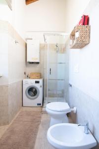 un bagno con WC e lavatrice di Mariella sul borgo a Ronciglione