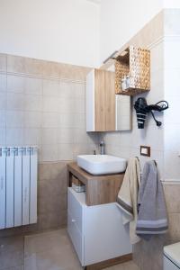 un bagno con lavandino e specchio di Mariella sul borgo a Ronciglione