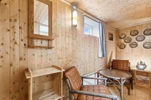 a room with a table and chairs and a window at Three bedrooms apartment - Central - Lakeview in Hammerfest