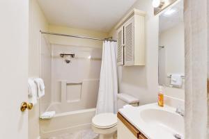 ein Badezimmer mit weißer Toilette und Waschbecken in der Unterkunft Valley View: Forest Edge 189 in Dover + 43 Fotos