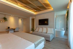 TV a/nebo společenská místnost v ubytování XULOS Rooms & Suites