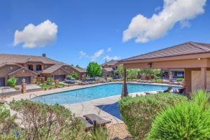 Πισίνα στο ή κοντά στο Coral Ridge 1889 Golf Course View, Spacious yard