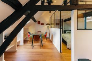 a room with a dining table and a bedroom at Charmant appartement proche DisneyLand in Bussy-Saint-Georges