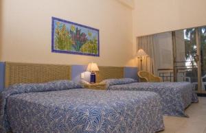 ein Hotelzimmer mit 2 Betten in einem Schlafzimmer in der Unterkunft Zuana Beach Resort -Semana 37 in Playa Dormida