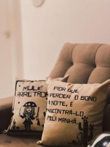 un cuscino seduto sopra una sedia di Apartamento 108 a Caruaru Altre 10 foto
