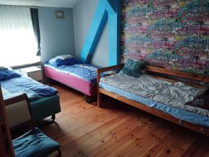 a room with two bunk beds and a window at Green Hous agroturystyka in Pelnik
