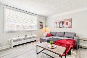 Posezení v ubytování Cozy 1BR Apartment in Corktown Hamilton