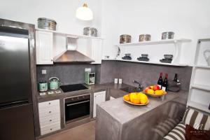 A kitchen or kitchenette at Scaleri Port Home