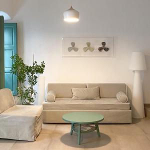 A seating area at Scaleri Port Home