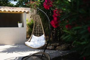 een hangmat aan de zijkant van een terras bij Appartement L'île Verte à la Ciotat in La Ciotat +2 foto's